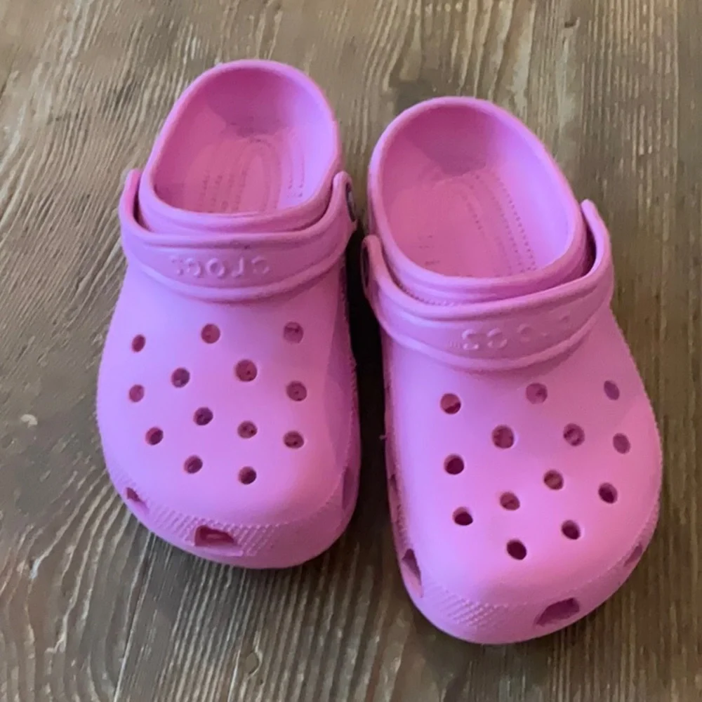 CROCS Kids Classic Clog in Bright Pink